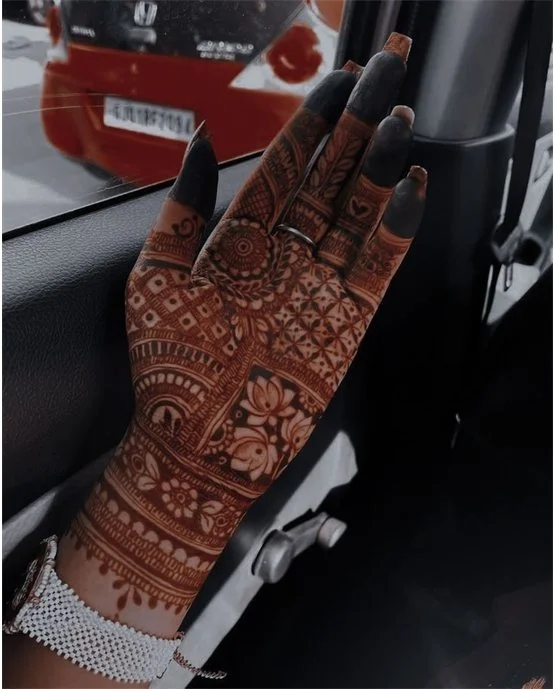 Wreath Lotus Pattern On Front Hand Mehndi Design